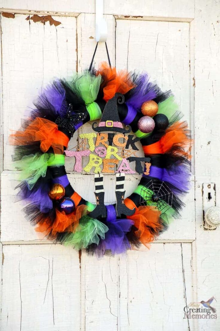 Stunning Easy to make Tutu Halloween Wreath Tutorial for your front porch